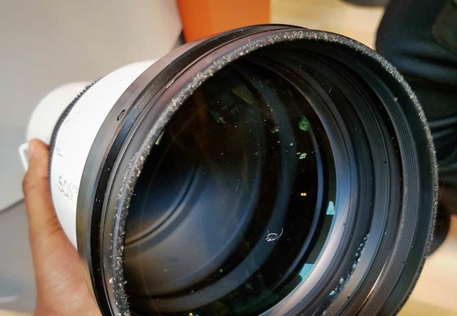 Đây là kết quả của việc đánh rơi ống kính 13.000 USD xuống đất Ống kính Sony 500mm f/4 G SSM trị giá 13.000 USD