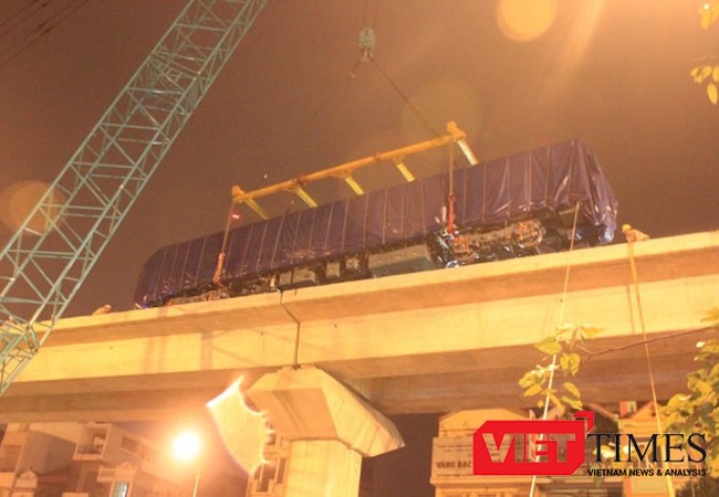 Từ 20/5, người dân sẽ tận mắt thấy đoàn tàu Cát Linh - Hà Đông Cẩu lắp thành công toa tàu đường sắt trên cao tuyến Cát Linh - Hà Đông (Ảnh: Quang Minh)