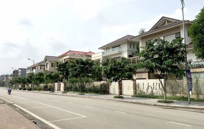 Lào Cai “nói lại” về 6 lô biệt thự của các lãnh đạo tỉnh 6 lô biệt thự ở vị trí đắc địa tại TP Lào Cai hiện là nơi ở của gia đình bí thư Tỉnh ủy Lào Cai và nhiều lãnh đạo ban ngành của tỉnh. Ảnh Tuổi trẻ