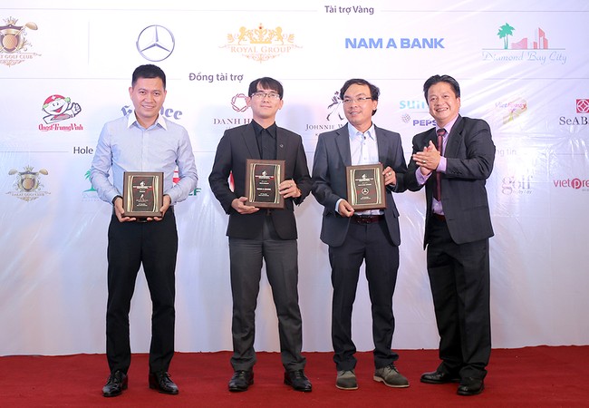Nam A Bank ưu đãi thẻ Mastercard Platinium tại giả golf Đà Lạt Open Championship 2017 Ông Nguyễn Bình Phương – Phó Tổng Giám đốc Nam A Bank (thứ hai từ phải qua) nhận bằng lưu niệm tại giải Golf Đà Lạt Open Championship 2017.