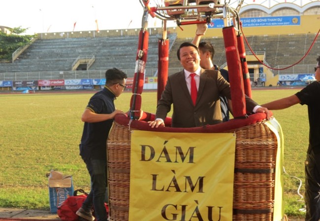 Công ty quay phim “rải mưa tiền” ở Huế bị phạt vì treo băng rôn chưa xin phép Tác giả cuốn sách "Dám làm giàu". Nguồn: Internet