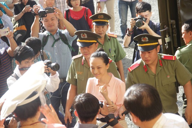 Hoa hậu Phương Nga: Cô Trương Hồ Phương Nga bị dẫn giải vào phòng xử sáng 26/6.
