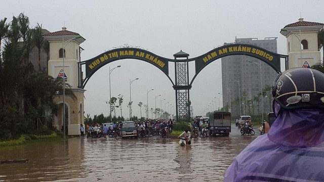 Những khu đô thị nào chìm trong biển nước sau mưa lớn ở Hà Nội? Nhiều khu đô thị chìm trong biển nước sau cơn mưa lớn ở Hà Nội.Ảnh Tri thức trẻ