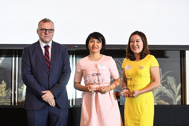 Ngân hàng Việt đạt danh hiệu ứng dụng CNTT của nước ngoài Đại diện PVcomBank nhận giải thưởng