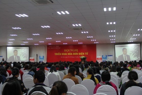 Doanh nghiệp thoát phiền nhờ “Hóa đơn điện tử” Cục thuế Hà Nội triển khai giới thiệu Hóa đơn điện tử cho các doanh nghiệp trên địa bàn.