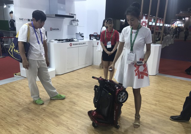 Đi hội chợ xem robot, ăn thịt nướng, ngồi ghế massage Khách tham quan xem giới thiệu về xe máy thông minh dành cho người tàn tật hay người già tại Taiwan Expo 2017 (TP.HCM) - Ảnh: T.Trực