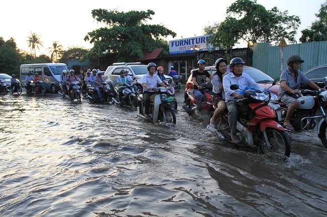 TP. HCM chống ngập: 1000 tỷ xây hồ điều tiết Một tuyến đường trên địa bàn TPHCM bị ngập - Ảnh: Thành Hoa/Thesaigontimes