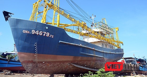 Vụ tàu cá vỏ thép kém chất lượng: Cơ sở đóng tàu phải chịu trách nhiệm chính Tàu cá vỏ thép QNa 94679TS của ngư dân Trần Văn Liên phải nằm bờ hơn 1 năm nay vì hư hỏng máy. Ảnh: Xuân Mai