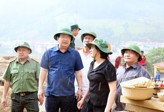 Bão lũ khiến người dân Yên Bái thiệt hại 50 tỷ đồng Lãnh đạo Chính phủ cùng Bí thư tỉnh uỷ Yên Bái Phạm Thị Thanh Trà chỉ đạo công tác cứu hộ tại hiện trường. Nguồn Dân trí