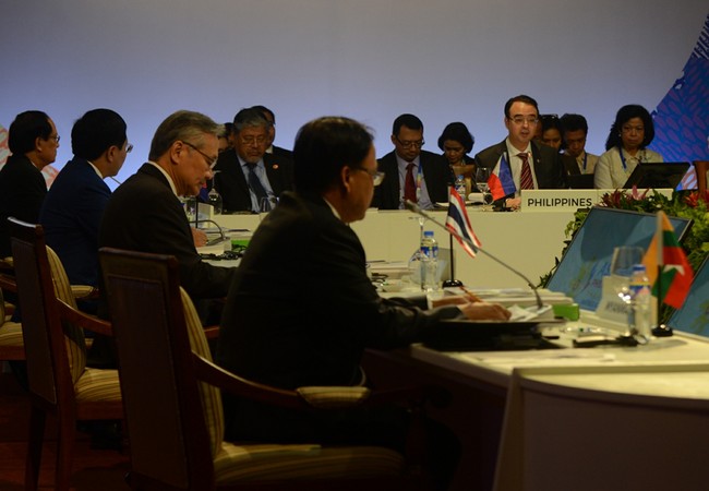 ASEAN thông qua dự thảo khung COC Phiên họp các bộ trưởng ASEAN tại Manila, Philippines - Ảnh: ABS-CBN