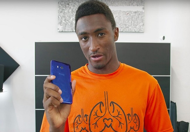 HTC U11 là một điện thoại tốt, nhưng không đủ mang HTC trở lại Youtuber nổi tiếng Marques Brownlee với chiếc HTC U11 trên tay (ảnh: BusinessInsider)