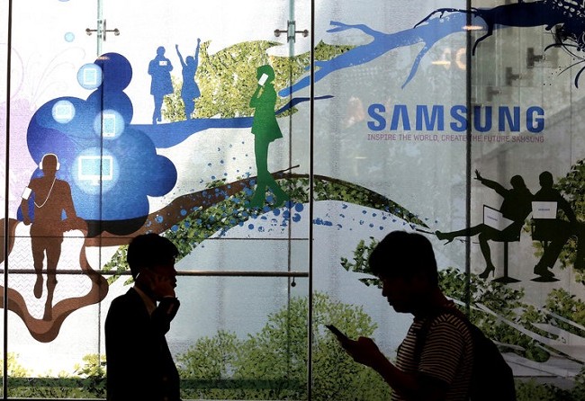 Không cần “thái tử” Lee Jae-yong, Samsung vẫn sống tốt Một cửa hàng của Samsung tại Seoul, Hàn Quốc. Với lãi ròng 10 tỷ USD trong quý vừa qua, Samsung Electronics đã vượt mặt Apple để trở thành công ty công nghệ có lợi nhuận lớn nhất thế giới. (Ảnh: Assiociated Press)