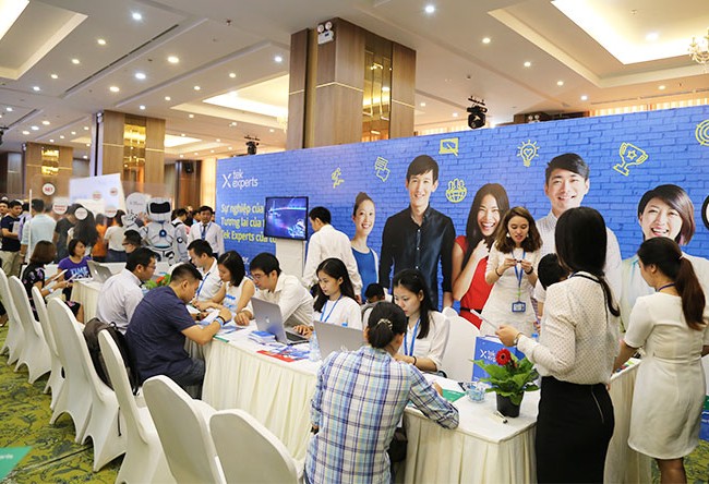 Tek Experts ra quân tuyển dụng tại Tech Expo 2017, cần thêm 300 người nửa cuối năm nay Gian hàng tuyển dụng của Tek Experts tại sự kiện Tech Expo 2017 đang diễn ra tại Hà Nội.