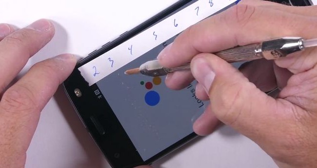 Tra tấn Moto Z2 Force: dễ xước nhưng không dễ gãy Ảnh minh họa
