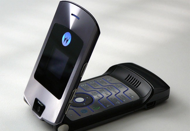 Video: Điện thoại Motorola RAZR tái xuất hay trò đùa “Cá tháng Tư”? RAZR là điện thoại huyền thoại của Motorola