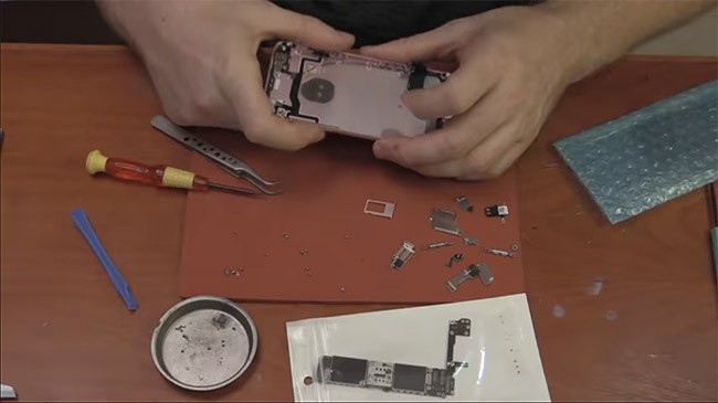 Video: Tự lắp ráp iPhone 6s từ linh kiện đường phố Bạn có thể mua linh kiện từ "chợ giời" để lắp ráp iPhone hoàn chỉnh