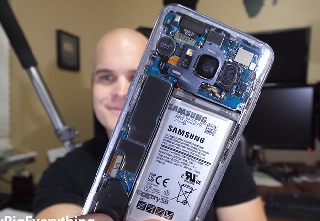 Video: “Độ” nắp lưng trong suốt cho Galaxy S8 Chiếc Galaxy S8 sau khi được "độ" nắp lưng trong suốt