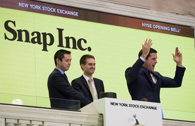 Snap lỗ 2,2 tỷ USD sau đợt phát hành cổ phiếu lần đầu Ban lãnh đạo Snap trong buổi lễ IPO tại sàn chứng khoán New York
