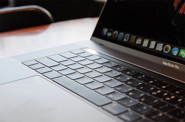 Bắt đầu cấm mang laptop từ Châu Âu lên các chuyến bay tới Mỹ Laptop và Máy tính bảng bị cấm mang lên khoang hành khách trong các chuyến bay từ châu Âu đến Mỹ