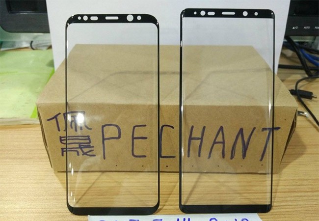 Ảnh chụp so sánh mặt kính Galaxy S8+ và Note 8 Note 8 có kích thước màn hình khoảng 6,3 inch