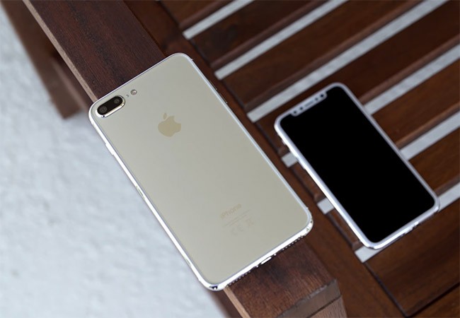 iPhone 8, iPhone 7s và 7s Plus xuất hiện trong video trên tay Mô hình iPhone 8 và iPhone 7s (ảnh trích từ clip)