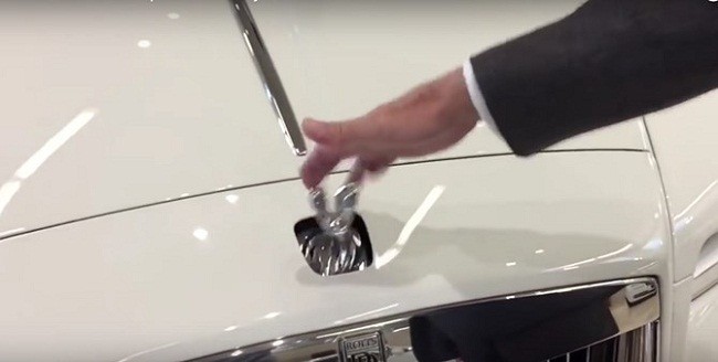 Trộm vặt ‘khóc ròng’ trước biểu tượng Spirit of Ecstasy trên xe Rolls-Royce Biểu tượng Spirit of Ecstasy sẽ tự động thu lại khi gặp tác động.