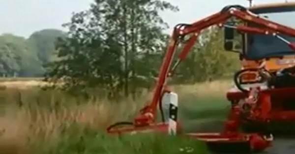 Video: Choáng với công nghệ cắt cỏ trên đường cao tốc Việc cắt cỏ đường cao tốc ở nước ngoài được thực hiện bằng công nghệ.