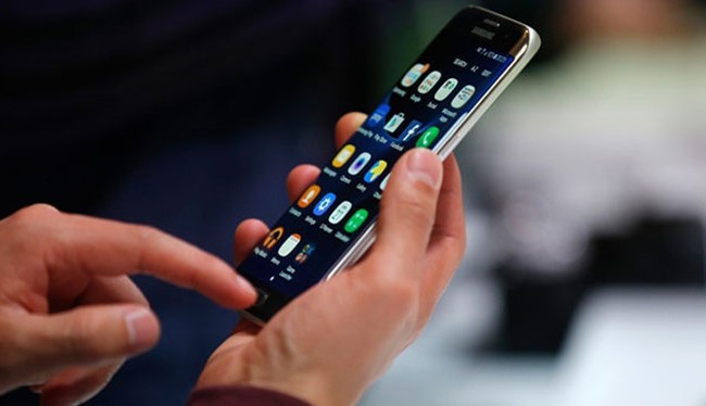 Galaxy S8 sẽ có viền siêu mỏng, loại bỏ nút Home Galaxy S8 sẽ ra mắt sớm hơn dự kiến để Samsung lấy lại lòng tin của khách hàng- (ẢNH: AFP).
