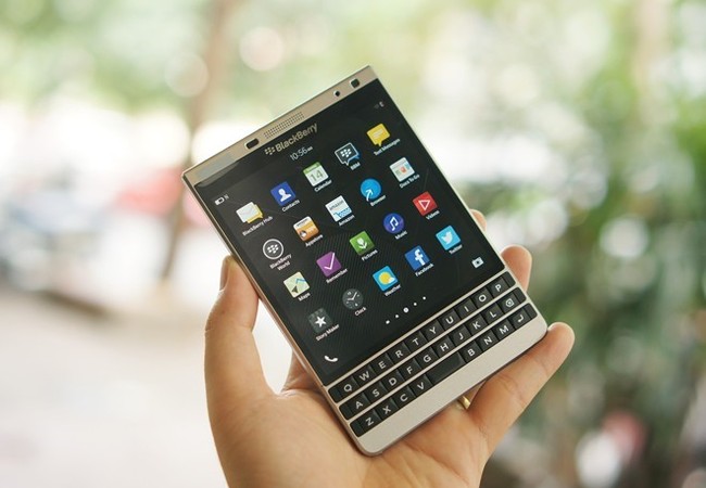 BlackBery Passport màu bạc giảm giá 4,5 triệu đồng BlackBerry Passport màu bạc hiện có giá bán 8,99 triệu đồng. Ảnh: Thành Duy.