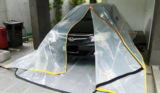Cho ôtô vào túi ni lông sẽ là cứu cánh cho vùng lụt Một loại túi Carbag Floody có phản quang và mép dán ra vào dùng để chạy lũ cho xế hộp, bán tại Philippines