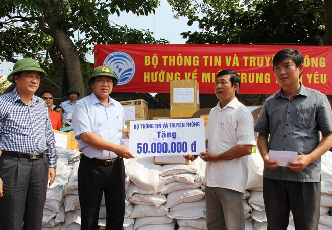 Bộ trưởng Trương Minh Tuấn thăm và tặng quà đồng bào lũ lụt Quảng Bình Bộ trưởng Bộ TT&TT đã đến thăm, động viên và tặng quà cho đồng bào bị thiệt hại nặng nề do thiên tai vừa xảy ra tại tỉnh Quảng Bình.