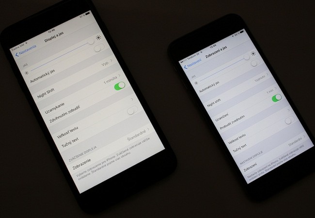 Nguyên nhân và cách khắc phục lỗi màn hình iPhone 7 ám vàng Hình ảnh về một chiếc iPhone 7 bị ám vàng màn hình (bên trái).