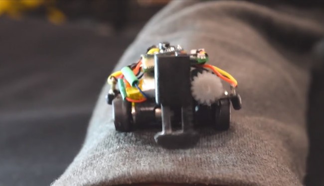 Robot chuyển động sẽ là tương lai của thiết bị đeo Rovable có thể chạm vào vai người dùng để thông báo có email mới- (Ảnh: ENGADGET).