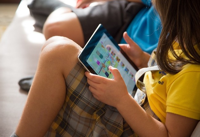 Thời gian thích hợp cho trẻ sử dụng smartphone, tablet là bao lâu? Các bậc cha mẹ mua điện thoại cho con cái mình ở độ tuổi trẻ hơn trước đây rất nhiều.