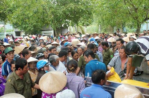 Trà Vinh: Gia đình trúng số tặng quà cho 1.500 người nghèo Gia đình trúng số của Vietlott tặng quà cho 1.500 người nghèo- (Ảnh: VTC).