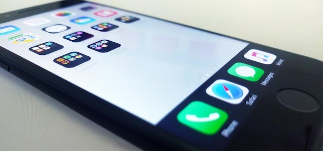 Mẹo đổi màu nền thư mục và thanh Dock trên iOS sang màu đen Ảnh minh họa
