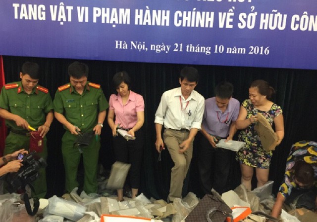 Bộ KH&CN sẽ kỷ luật người 'hôi của' trong quá trình tiêu hủy tang vật Hình ảnh buổi tiêu hủy hàng hóa vi phạm hành chính về sở hữu công nghiệp- (Ảnh: Bộ KH&CN).