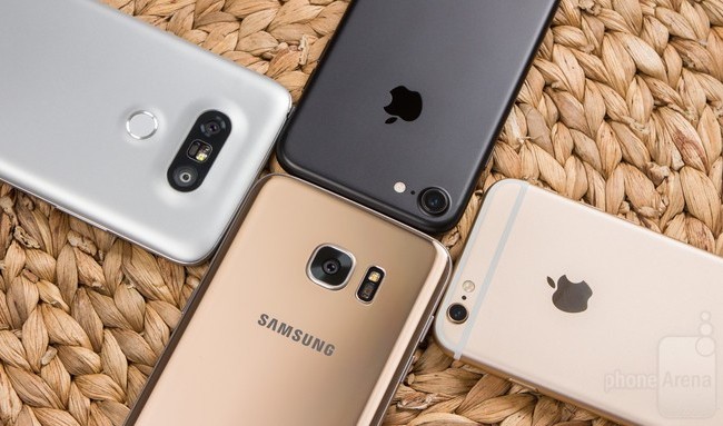 Khác biệt giữa người dùng iPhone và Android Luôn có những tranh luận không dứt về tính ưu việt của 2 nền tảng Android và iOS- (Ảnh: PhoneArena).