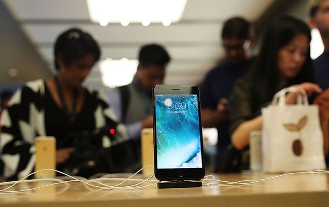 Hot girl mua được nhà nhờ 20 bạn trai tặng 20 chiếc iPhone 7 Ở Trung Quốc, câu chuyện các cô gái "thử lòng" bạn trai bằng iPhone 7 là điều không mấy xa lạ. Nhưng để có được đến 20 bạn trai và mỗi người đều tặng iPhone, nhân vật "Xiaoli" đã trở thành "huyền thoại mạng" ở đất nước này. Ảnh: iTechpost.