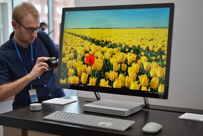 Cảm ứng trở thành cuộc chiến mới trên máy tính Surface Book là thiết bị không dành cho số đông. Ảnh:The Verge.