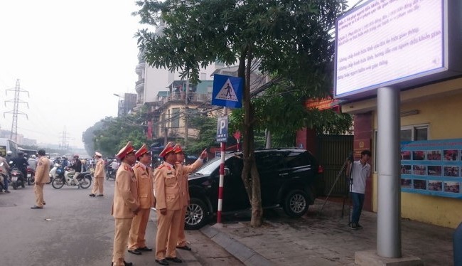 Hà Nội: Tuyên truyền luật giao thông qua hệ thống màn hình led Đại diện Phòng CSGT đi kiểm tra các màn hình led- (Ảnh: Tuổi Trẻ).
