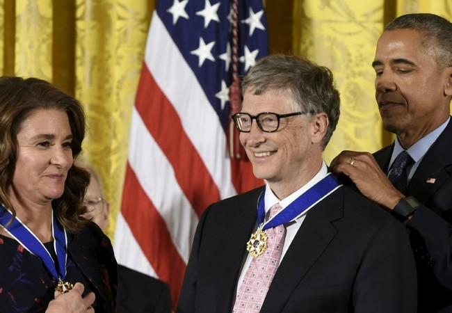 Vợ chồng Bill Gates nhận Huân chương Tự do của Tổng thống Mỹ Vợ chồng Bill Gates được Tổng thống Obama trao Huân chương Tự do. Ảnh: Twitter