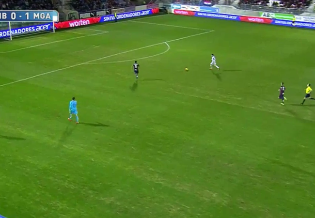 Video: Không thể tin nổi, cầu thủ Malaga dứt điểm như bán độ Video: Không thể tin nổi, cầu thủ Malaga dứt điểm như bán độ