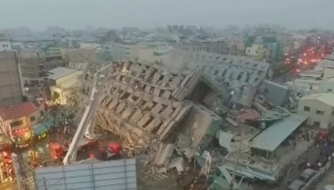 Video Đài Loan bị động đất 6,4 độ richter, nhà 17 tầng đổ sập Nhiều tòa nhà cao tầng sập do động đất - Ảnh: RT