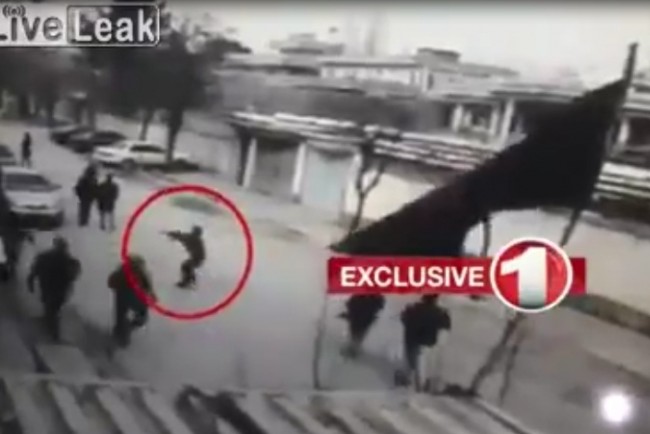 Video tên khủng bố ôm AK47 vãi đạn vào người đi đường ở Afghanistan Kẻ khủng bố xả súng vào nhiều người ngoài đường phố ở phía tây thành phố Kabul của Afghanistan.