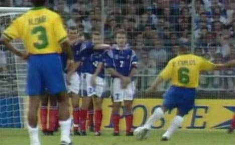 Video: Xem lại pha làm bàn “phản định luật” của Roberto Carlos Video: Xem lại pha làm bàn “phản định luật” của Roberto Carlos