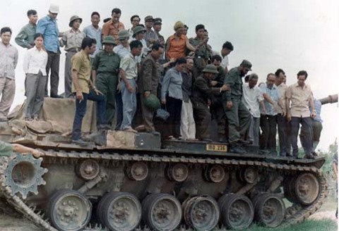 CIA đã bị “qua mặt” thế nào trong chuyến thăm lịch sử tới Quảng Trị của Fidel Castro năm 1973? Chủ tịch Fidel Castro đứng trên một chiếc xe tăng của Mỹ do quân giải phóng thu giữ tại chiến trường Quảng Trị. Ảnh: Granma
