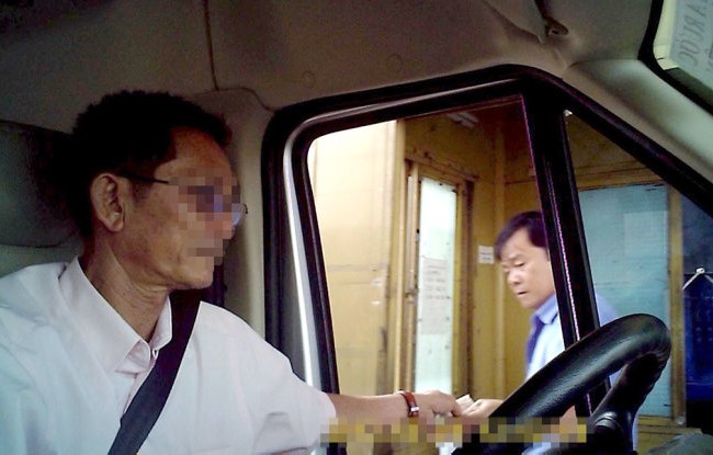 Gian lận vô tư ở trạm thu phí Nhân viên soát vé tại trạm 2 đường Nguyễn Văn Linh (chiều Q.7 đi Bình Chánh) nhận tiền của tài xế nhưng không xé vé - Ảnh cắt từ clip H.L. - Đ.P.