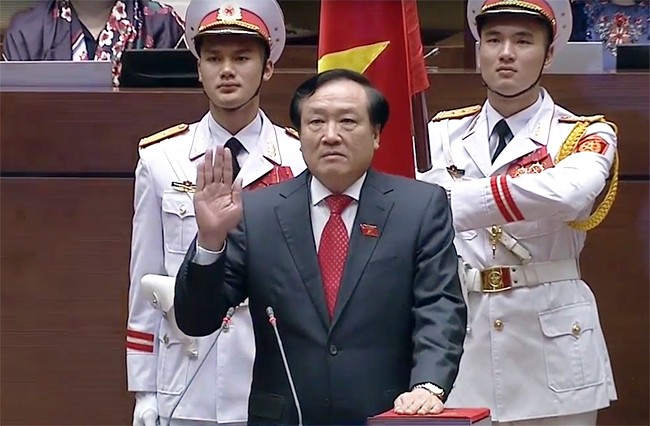 Tân Chánh án Nguyễn Hoà Bình hứa bảo vệ lẽ phải, quyền công dân Tân Chánh án TAND Tối cao Nguyễn Hòa Bình tuyên thệ nhậm chức.