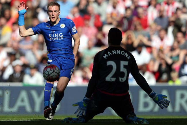 Leicester kết liễu Sunderland sau hai pha “cắt ngọt” của Vardy Cú đúp bàn thắng của tiền đạo Jamie Vardy đã giúp cho Leicester nhẹ nhàng đánh bại Sunderland với tỷ số 2-0 ở vòng 33 Ngoại hạng Anh.